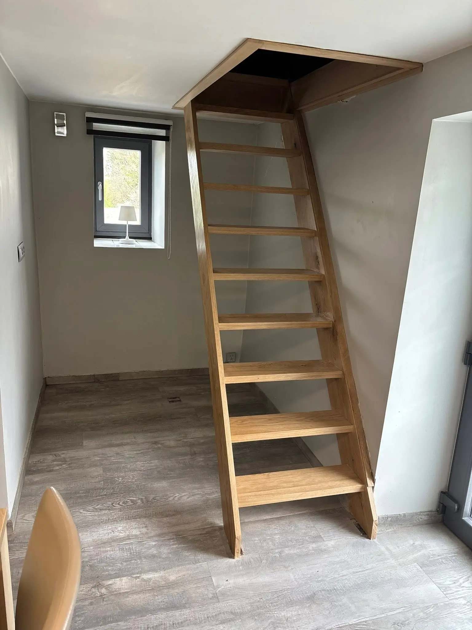 Escalier en bois sur mesure fabriqué par un menuisier à Bastogne
