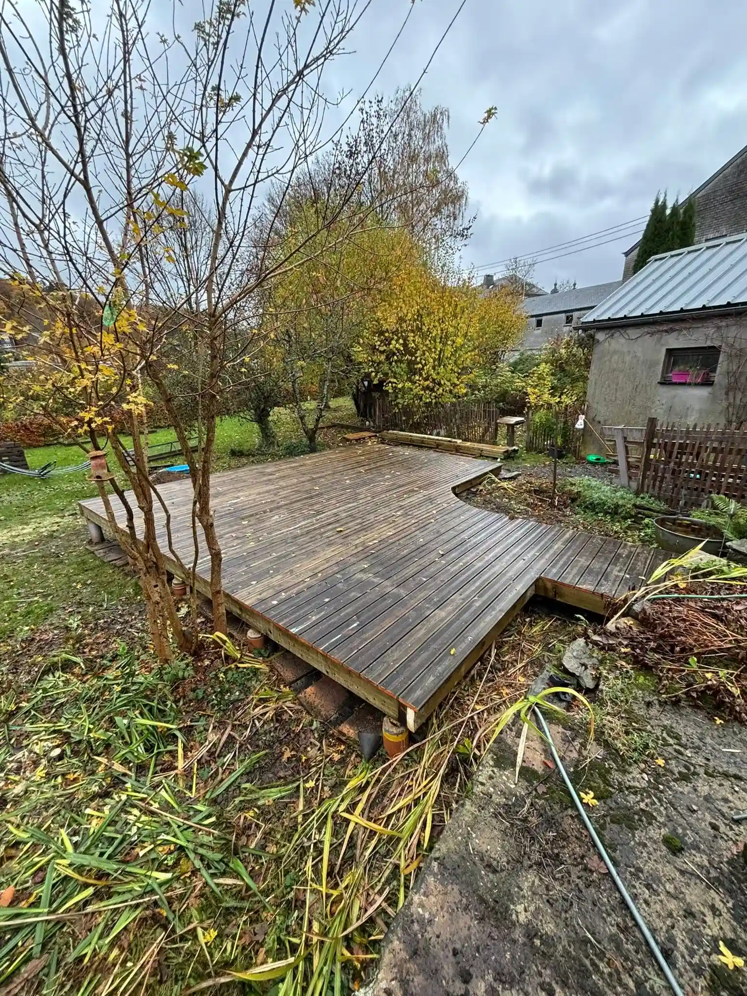 Terrasse en bois construite par AJM Menuiserie en province de Luxembourg